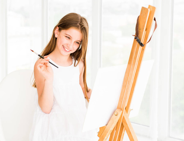 Pretty girl with brush in hand - Photo, Image