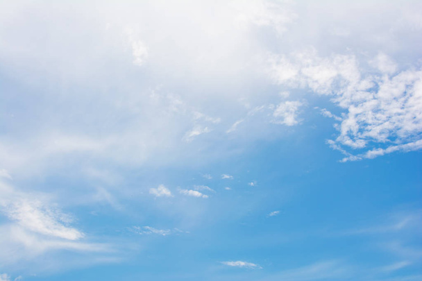 A nuvem branca macia no céu azul no dia brilhante é adequada para ser o bom fundo ou exibição ou pano de fundo. Vista do ponto alto
 - Foto, Imagem