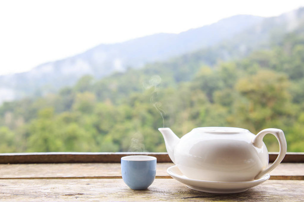 紅茶ポットとティーカップ ホットまたはウォーム コピー スペース背景自然と木製のテーブルの上. - 写真・画像