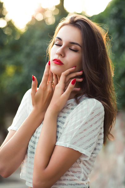 Lähikuva laukaus romanttinen brunette nainen punaiset huulet poseeraa suljetuin silmin
 - Valokuva, kuva