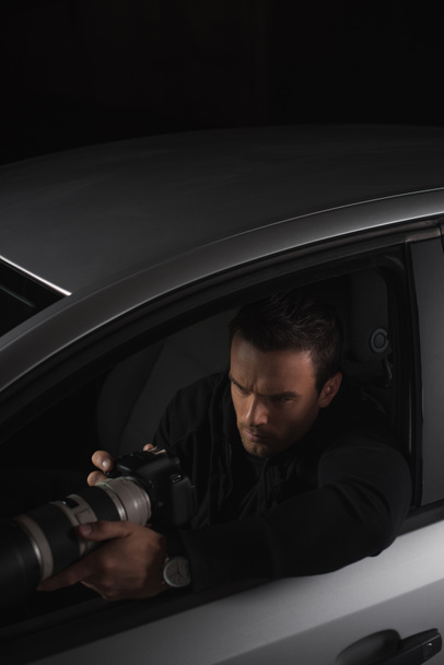 високий кут зору папарацці робить спостереження за камерою з його автомобіля
  - Фото, зображення