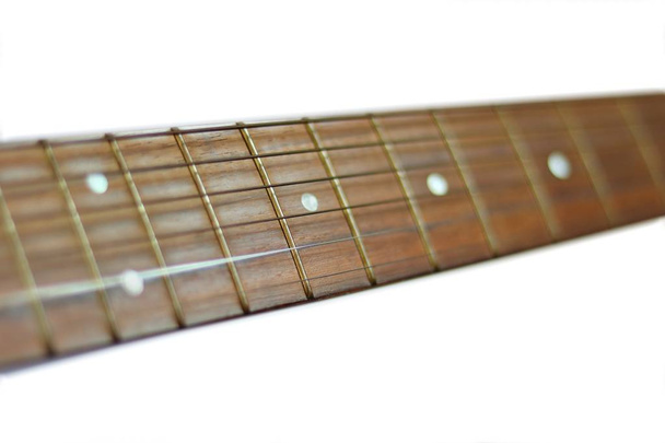白い背景に、選択と集中に分離されたギターの首 - 写真・画像