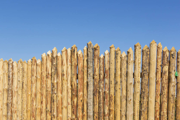 Keskin uçlu kütüklerden yapılmış ahşap çitler. - Fotoğraf, Görsel