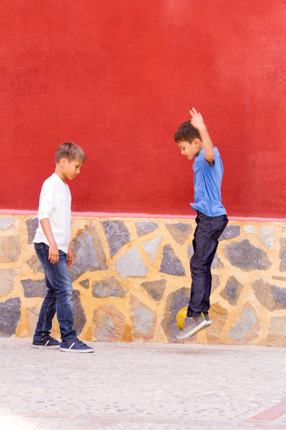 Niños jugando con pelota de fútbol al aire libre
 - Foto, Imagen