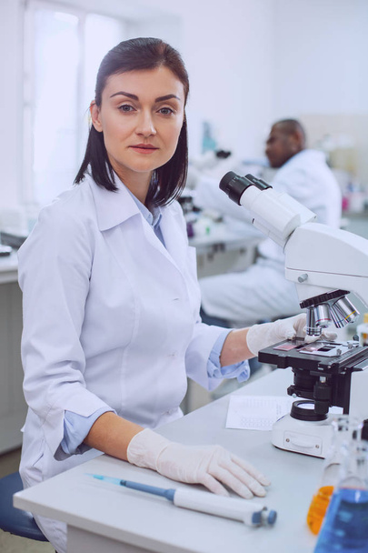 Unsmiling female biologist working in the lab - Foto, imagen