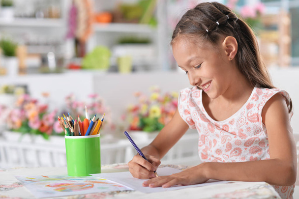 little girl drawing  - Фото, зображення