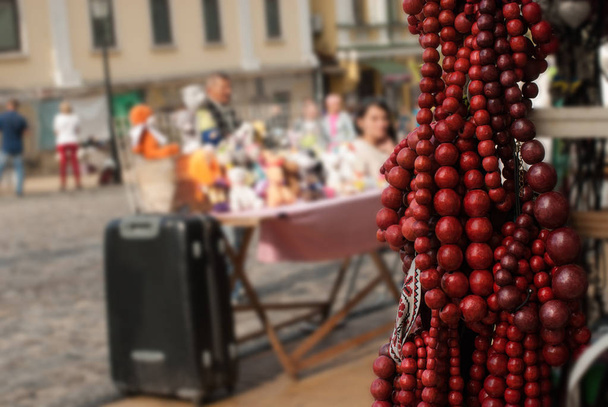 eine Nahaufnahme des ukrainischen Nationalschmucks - die rote Holzkette. Konzept - Halskette ist ein Symbol für die Schönheit, den Status und das Wetter der Frau. das Foto wurde auf einer nationalen Messe aufgenommen, andriyivskyy Abstammung, kiev - Foto, Bild