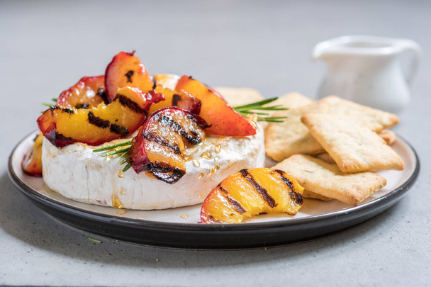 Baked Camembert cheese with grilled peach and rosemary - Fotografie, Obrázek