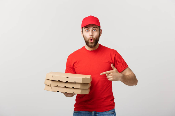 Lieferkonzept: Porträt eines Pizzaboten, der etwas in Schachtel präsentiert. isolierter weißer Hintergrund. - Foto, Bild