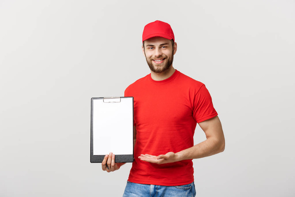 Παράδοση από τον άνθρωπο στην κόκκινη στολή κρατώντας το λευκό κενό κενό χαρτί που απομονώνονται σε λευκό φόντο. Αντιγράψτε το χώρο διαφήμισης. Θέση για το κείμενο ή την εικόνα - Φωτογραφία, εικόνα
