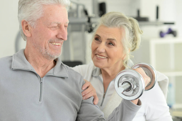 Couple âgé souriant actif faisant de l'exercice en salle de gym
 - Photo, image