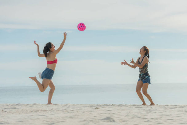 arkadaş bir beachball ile oynama ve kaygısız eğlenceli sahip bir yaz plaj tatil - Fotoğraf, Görsel