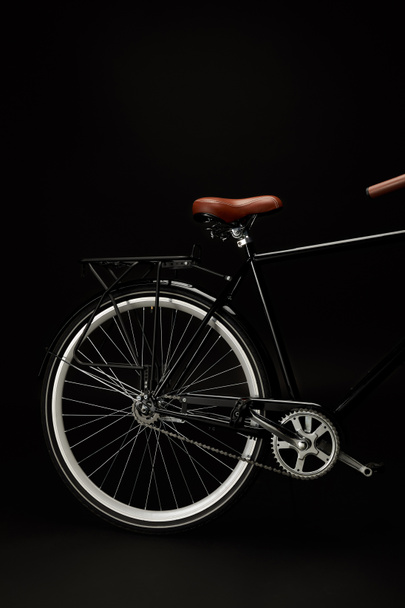 σέλα, τιμόνι και τα πεντάλ εκλεκτής ποιότητας ποδηλάτων που απομονώνονται σε μαύρο - Φωτογραφία, εικόνα