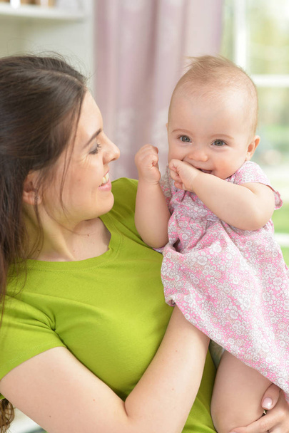 young woman with  baby girl at home - Foto, Bild