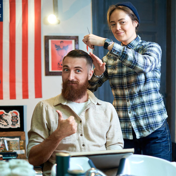 майстер ріже волосся і бороду чоловіків в перукарні
 - Фото, зображення
