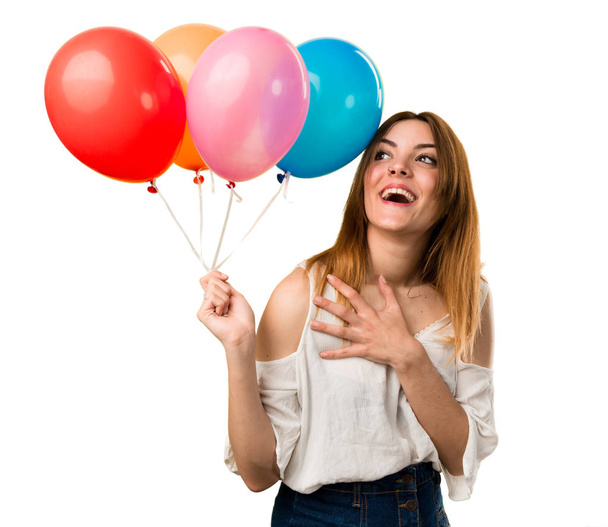 Красивая влюбленная девушка держит воздушный шар
 - Фото, изображение