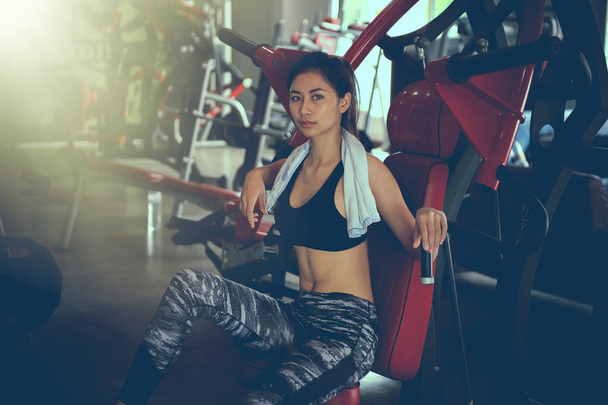 azjatycka kobieta robi ćwiczenia w siłowni - Zdjęcie, obraz