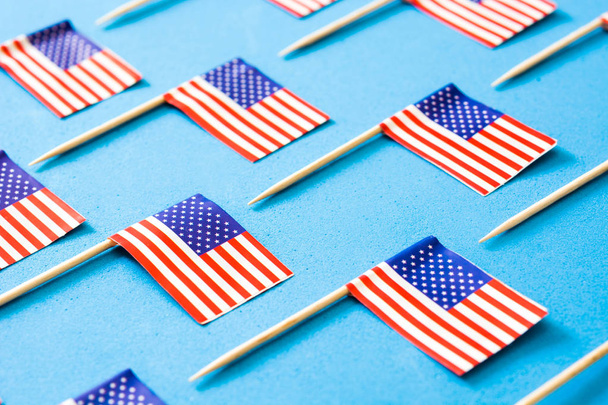 USA flags pattern on blue background - Foto, afbeelding