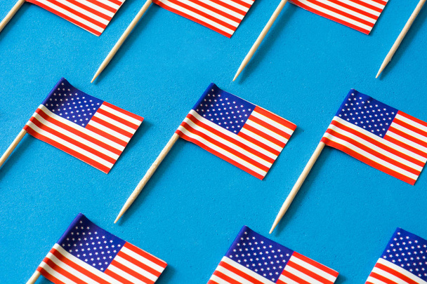 USA vlaggen patroon op blauwe achtergrond - Foto, afbeelding