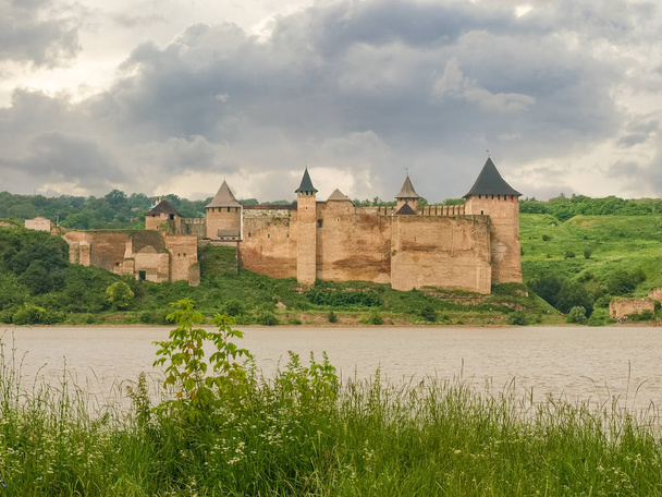 Хотинська фортеця, побудована в 14-го століття. Перегляд фортеця від протилежному березі Дністра в похмурий день, Україна - Фото, зображення