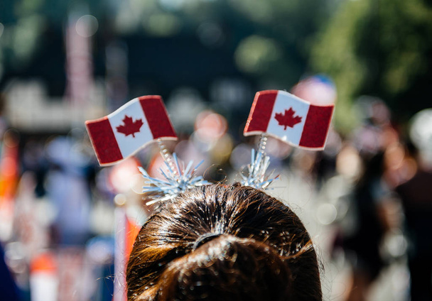 Флаги Канады на королевской свадьбе
  - Фото, изображение