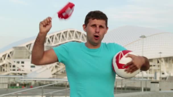 Άνθρωπος του ποδοσφαίρου ανεμιστήρα με τη σημαία της Ελβετίας. - Πλάνα, βίντεο