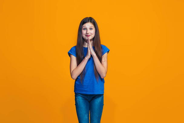 Beautiful teen girl looking suprised isolated on orange - Foto, afbeelding