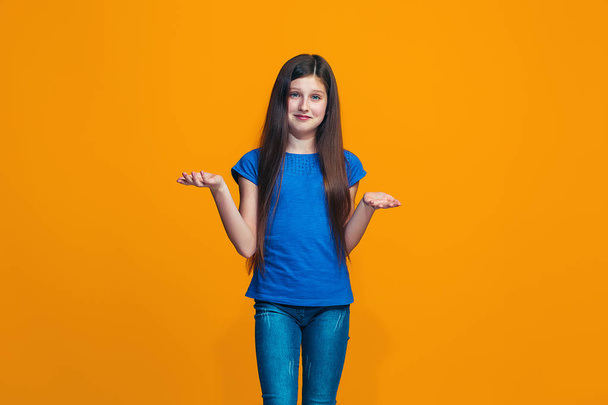 Beautiful teen girl looking suprised and bewildered isolated on orange - Fotografie, Obrázek