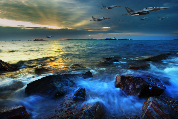 Avion volant au-dessus de la côte au crépuscule
 - Photo, image