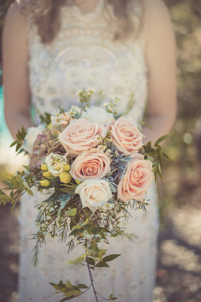 Wedding bouquet of rose in bride's hands - Foto, imagen