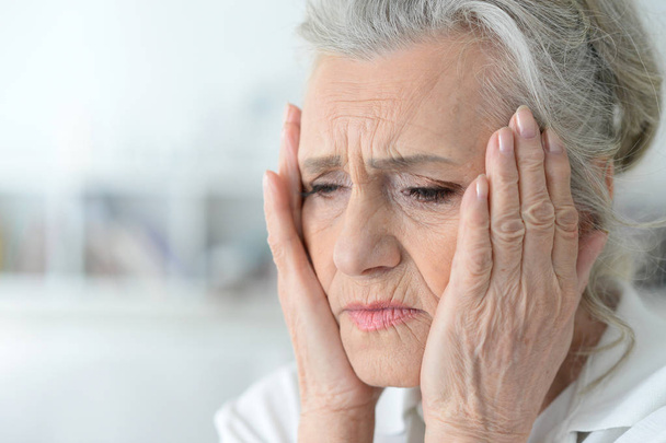 mujer mayor triste hermosa con dolor de cabeza
 - Foto, imagen