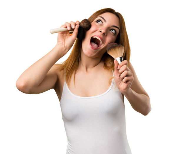 Gelukkig mooi jong meisje met make-up borstel - Foto, afbeelding