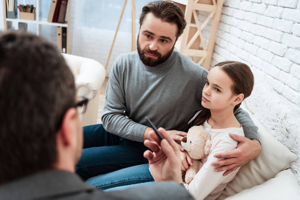 Bearded father and daughter listen to psychologist advice in office - Foto, Bild