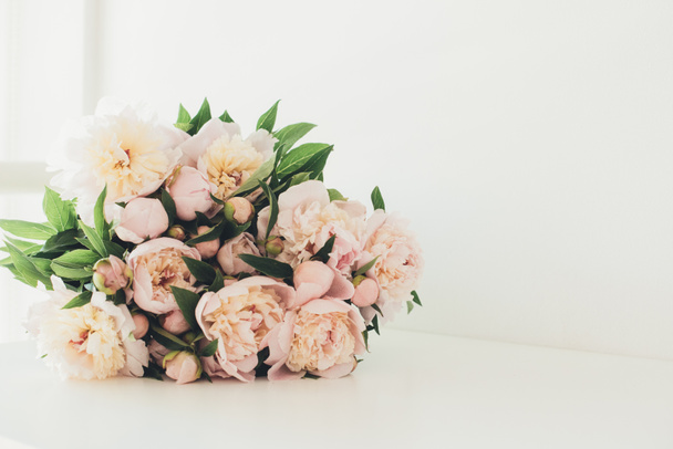 Bouquet de pivoine vintage sur table blanche
 - Photo, image