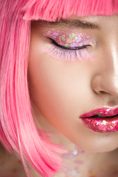 ořízne obraz atraktivní žena s růžové vlasy a třpytky na obličej - Fotografie, Obrázek