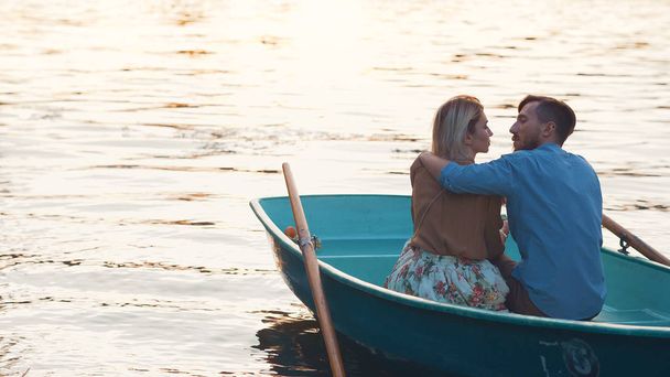 Emracing mladý pár v loďce - Fotografie, Obrázek