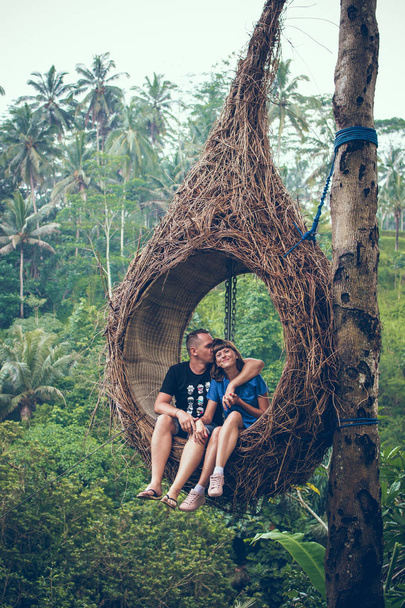 Viaggiatore coppia luna di miele nella giungla dell'isola di Bali, Indonesia. Coppia nella foresta pluviale
. - Foto, immagini