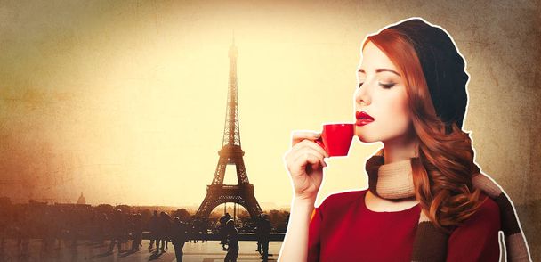 Chica pelirroja con taza roja de café o té
 - Foto, imagen