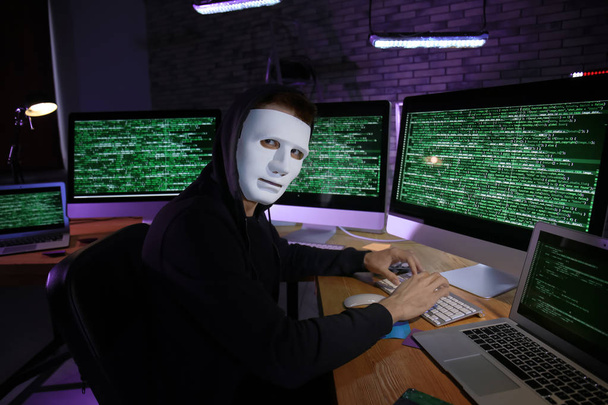 hacker enmascarado usando ordenador
   - Foto, Imagen