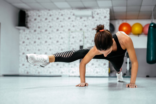 Young muscular woman doing core exercise. - Valokuva, kuva