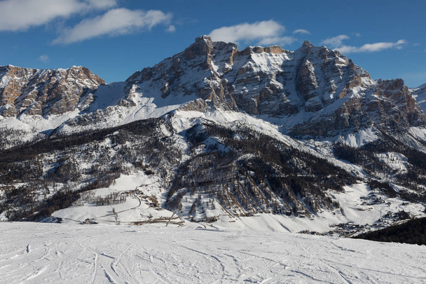 Piste de ski de montagne et Dolomites italiennes Alpes Montagnes en journée d'hiver avec neige et sapin
. - Photo, image