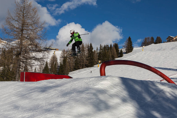 Skifahrer in Aktion: Skispringen im Mountain Snowpark. - Foto, Bild