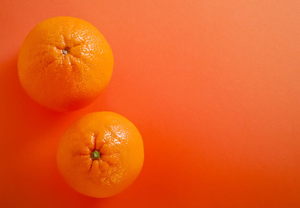 Oranges halved over colorful background, flat lay - Foto, Imagem