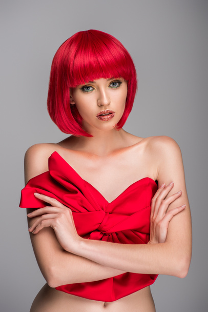 çekici kadın Kızıl saçlı ve çapraz kolları üzerinde gri izole kırmızı üst ayakta - Fotoğraf, Görsel