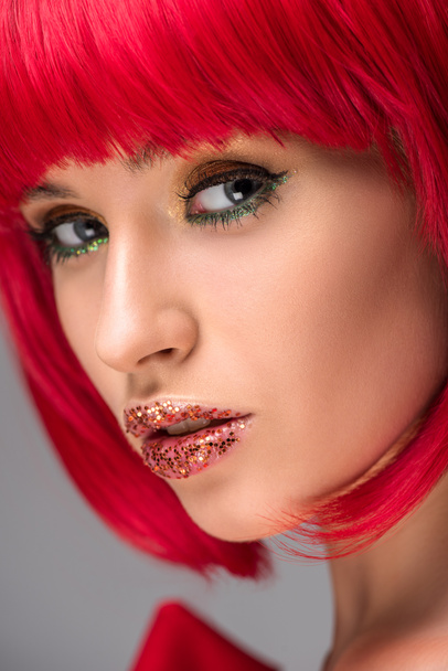 Headshot atraktivní žena s rudými vlasy a třpytky na obličej při pohledu na fotoaparát - Fotografie, Obrázek