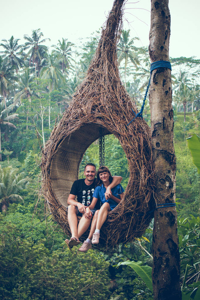 Viajero pareja de luna de miel en la selva de la isla de Bali. Pareja en la selva tropical
. - Foto, imagen
