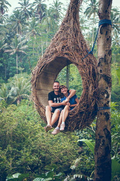 Viaggiatore coppia luna di miele nella giungla dell'isola di Bali, Indonesia. Coppia nella foresta pluviale
. - Foto, immagini