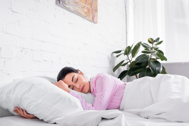 Πορτρέτο γυναίκας στο ροζ πιτζάμες στον ύπνο στο κρεβάτι στο σπίτι - Φωτογραφία, εικόνα