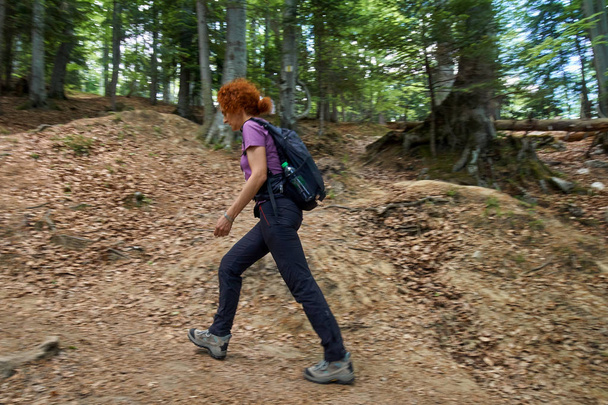 Kobieta turysta z plecaka na szlaku w górach - Zdjęcie, obraz
