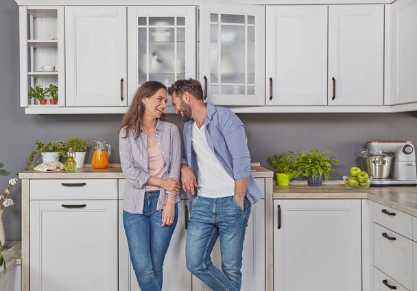 pareja joven enamorada en la cocina - Foto, Imagen